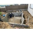 庭池の外周のブロック基礎工事です。専用のコンクリートで水抜けしないように慎重に施工していきます。