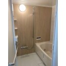 浴室はLIXILのリノビオVを採用。木目調のアクセント柄に、ベージュを基本とした配色で落ち着いた空間を演出しています。