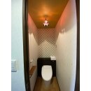 トイレはLIXILのリフォレを採用。アクセントクロスのこだわりはもとより、お客様お手製のステンドグラスの照明が幻想的な空間を作り出します。