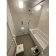 浴室はタカラスタンダードの伸びの美浴室を採用。清掃性抜群で、壁パネルにマグネットによる鏡、棚などが脱着できるのでとても便利です。
