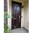 薄い茶色の木製ドアからダークブラウンの断熱アルミドアに変更、
重厚感とイメージチェンジにもなりました。