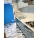 ブルーがたくさん使われた中でキッチン天板のホワイトが爽やかさを演出しています。清掃性と耐久性を考慮したキッチンをおすすめしました。キッチンに立っているだけで心躍るような空間です。