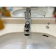 水栓ホースが洗面台の手前まで届く為、お掃除も楽になります。