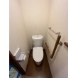 TOTOのピュアレスト、アプリコットをご提案させていただきました。トイレ本体の丸みを帯びたデザインにて、スッキリとしたトイレ空間になられました。トイレ交換工事に伴い、壁・天井のクロスを交換いたしました。