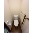 TOTOのピュアレスト、アプリコットをご提案させていただきました。トイレ本体の丸みを帯びたデザインにて、スッキリとしたトイレ空間になられました。トイレ交換工事に伴い、壁・天井のクロスを交換いたしました。
