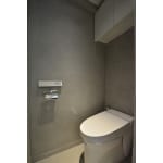 無機質な空間のおしゃれなトイレにリノベーション