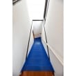 階段はクロスと階段の板を塗装で仕上げ、青が映えるお洒落な階段に。