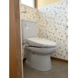 壁と床を新しく張替え、掃除もしやすいフラットな洋式トイレにしました