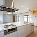 キッチンはフラット対面にして、広い調理スペースと収納を兼ね備えた製品を採用しております。
