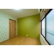 お子様の部屋をリフォームさせていただきました。グリーン色の貼り分けによりすっきりとした洋室になりました。