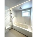 シャワーとカウンター位置が離れていた為、洗い場水栓の位置を移動しました。白を基調とした浴室です。調光調色可能なライン照明付きです。