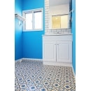 洗面室にはブルーの壁紙を大胆に使用しました。アメリカから輸入した洗面台はお客様こだわり。床はモロッコタイルの床材にしました。