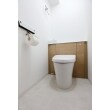 トイレはLIXILのリフォレを設置しました。タンクレス風の見た目で手洗いと収納付き。デザイン性と機能性を兼ね備えています。