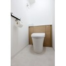 トイレはLIXILのリフォレを設置しました。タンクレス風の見た目で手洗いと収納付き。デザイン性と機能性を兼ね備えています。