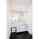 洗面化粧台は既存の天板にリアテックシート、床は大理石調のCFシートを張りました。白と黒のコントラストがハイクラスな空間を演出しています。