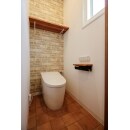 1階のトイレはテラコッタ風の床材とレンガ調の壁紙を使い、南欧風の暖かさを表現しています。