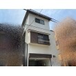 日本ペイントのパーフェクトフィーラーを下地に<br />
中塗り・上塗りはパーフェクトトップを使用しました。<br />
水性系の塗料なので環境に優しいです。<br />
また防藻・防かび機能を有していて、親水化技術により、雨だれ汚染から建物を守ります。<br />
