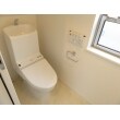 一階と二階でトイレがありどちらも温水洗浄便座で安心。
コンパクトでお掃除がしやすい！
