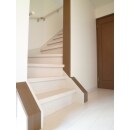 手摺付きで安心な階段です。
優しい色合いで可愛く色に統一感があります。
明るい階段に、、。

