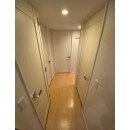 床のフローリングを変えるだけで明るくナチュラルな優しい雰囲気の廊下になりました。
玄関から続く廊下が暖かく迎え入れてくれます。
