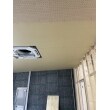 工事中。外壁面には、既設壁の上に遮音シート貼、防音パネル仕上げ。天井は遮音パネル貼の上、防音パネル仕上げ。