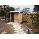 お庭の雰囲気に合うう建物の背面にある竹のフェンスも設置しました。
また雨の日も歩きやすいよう石タイルも設置しました。