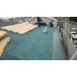 既存の屋根の役物を外し、その上にルーフィング材を敷き、新たな屋根を葺き始めた工程のお写真です。屋根材の荷上げも進捗に行い、少しでも早い進み具合になるよう職人たちそれぞれが工夫を凝らして工事を行います。