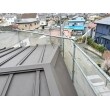 この瓦棒屋根の特徴は屋根にある凸部分です。こちらを瓦棒と言います。この屋根は耐震性に優れており、コストが安く、施工がしやすいものとなっています。屋根が重いと地震の影響を受けやすくなります。地震対策をする場合は軽い屋根材にすると良いです。