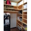 食器棚や手持ちの収納ラックなどを活用していたパントリースペースにオープンの造作棚を作りました
