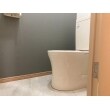 お手入れのしやすいトイレに交換しました。落ち着いた色合いの壁紙とクッションフロアに張替え、リラックス出来るスペースにリフォームしました。