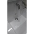 洗面ボウルの両サイドには物置きスペースも確保。使いやすさに細部まで配慮しています。