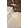 水はけがよくすべりにくい床で、入浴がぐっと安心に。
スポンジが溝の奥まで届きやすいので、さっとこすることで皮脂汚れが取れやすく、お掃除もぐっと楽になります。
ドアは、汚れやすい浴室側のパッキンをなくし、樹脂パネルとの段差が小さくなり、お掃除の手間ごとすっきりしました。
エコフルシャワーヘッドで、従来より節水も可能です。
浴室入り口側の壁のクロスも交換しました。