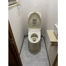 隅付け型のトイレを最新のトイレに交換しました。
クロス・クッションフロア・アクセサリー関係も交換し
新たなトイレ空間が出来ました。