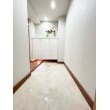 白を基調にした清潔感のある玄関へ。
明るめの壁や床は清潔感と空間の広がりを生むとともに、木目やタイルなどの素材感を引き立てる効果があります。
