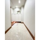 白を基調にした清潔感のある玄関へ。
明るめの壁や床は清潔感と空間の広がりを生むとともに、木目やタイルなどの素材感を引き立てる効果があります。