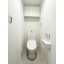 全体のカラーを白系に統一し、シンプルで清潔感のあるトイレが完成。
吊戸棚に収納ができ、すっきりした印象。
