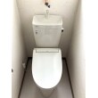 長年使っていた便器を交換リフォーム！INAXの便器・タンク・シャワートイレ(洗浄便座)※壁リモコン付きに一新しました。トイレがより明るい印象になりました。