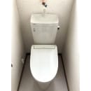 長年使っていた便器を交換リフォーム！INAXの便器・タンク・シャワートイレ(洗浄便座)※壁リモコン付きに一新しました。トイレがより明るい印象になりました。