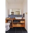ブルーのタイルと黒の床材の組み合わせがかっこいい洗面。