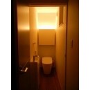 トイレ空間は、「白」を基調に便器はアラウーノを採用しています。
照明デザイナーによる「間接照明のみ」のトイレ空間です。