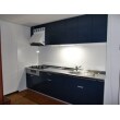 元々の壁タイル張貼りのキッチンを交換して、色の雰囲気も大きく変わりシックな印象となりました。
紺色のキッチンでお部屋の雰囲気も高級感が出ています。
