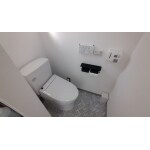 白を基調とした清潔感のあるトイレ