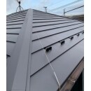 軽量でも耐久力のある屋根材ですので、お家をしっかりと守ってくれます。
遮熱・断熱の効果もあり、宅内環境の性能向上に繋がるというメリットも◎