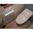 タンクレストイレはLIXILのプレアスを採用し、機能的でありながら、コンパクトなトイレを設置致しました。
手洗器を別に設置する事により、動線を確保し、スタイリッシュなトイレリフォームを実現致しました。