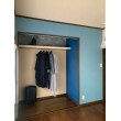 クローゼットの奥行きを強調するために、お部屋の壁紙よりも濃い青の壁紙をクローゼット内の壁面に採用しました。元々付いていた扉も取り外し、お部屋全体の空間に更に広がりを持たせることで、世界にひとつだけの収納空間が出来上がりました。