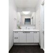 洗面室の建具も洗面化粧台も白でそろえて、清潔感あふれる爽やかな空間。