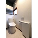 収納充実・白一択のすっきりシンプルな清々しいトイレ空間。