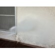 高圧洗浄で外壁の汚れを徹底的に落とします。
