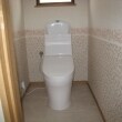 節水型トイレで家計にも優しく、ボーダー入りクロスで明るく上品なトイレへ。