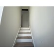 二階ホールへ繋がる階段。
リビングルームでの冷暖房などの効き目を考慮し、扉を設けています。